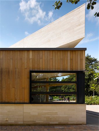 Centre de la façade extérieure, Creswell Crags, gorge calcaire, système de grottes et de visiteur. Architectes : Architectes OMI Photographie de stock - Rights-Managed, Code: 845-03777587