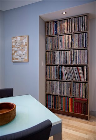 Étagères avec disques vinyles LP dans le salon moderne avec plancher en bois. Architectes : Nous Design - Winston Ely Photographie de stock - Rights-Managed, Code: 845-03777621