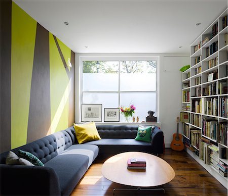 simsearch:845-03777648,k - Modern living room converted from a former shop front. Architects: Dominic McKenzie Foto de stock - Direito Controlado, Número: 845-03777648