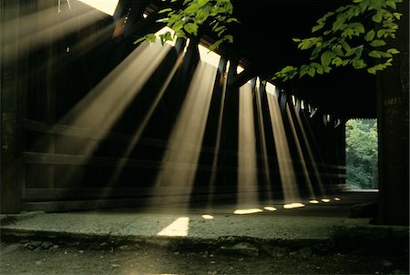 ponte coperto - SUNLIGHT RAYS LEAKING THROUGH ROOF ALLEY ABANDONED COVERED BRIDGE Fotografie stock - Rights-Managed, Codice: 846-05645663