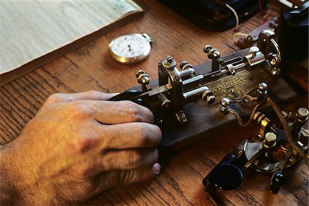 1890s - 1900s TELEGRAPH OPERATOR HAND ON KEY Fotografie stock - Rights-Managed, Codice: 846-05645698