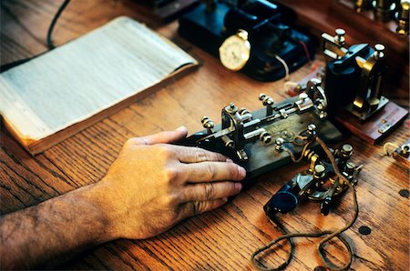 1890s - 1900s MAN HAND TELEGRAPH OPERATOR IN RAILROAD OFFICE Fotografie stock - Rights-Managed, Codice: 846-05645692