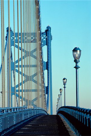 simsearch:846-05647346,k - EMPTY WALKWAY ON BENJAMIN FRANKLIN BRIDGE OVER DELAWARE RIVER PHILADELPHIA PENNSYLVANIA USA BUILT IN 1923 Foto de stock - Con derechos protegidos, Código: 846-05645704