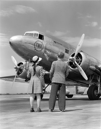 simsearch:862-03731582,k - 1940s REAR VIEW OF BOY & GIRL STANDING TOGETHER LOOKING AT PROPELLER AIRPLANE OUTDOOR Foto de stock - Con derechos protegidos, Código: 846-05645846