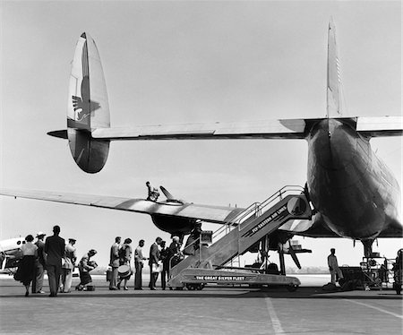 ANNÉES 50 PERSONNES D'EMBARQUER STYLE CONSTELLATION AVION DOUBLE QUEUE EN PLEIN AIR Photographie de stock - Rights-Managed, Code: 846-05645855