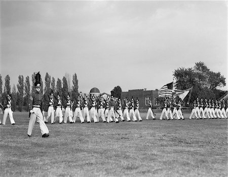 simsearch:846-05645850,k - ÉTUDIANTS DES ANNÉES 1940 MARCHER CHESTER EN PENNSYLVANIE MILITARY COLLEGE Photographie de stock - Rights-Managed, Code: 846-05645850