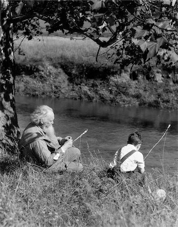 1930s BOY & GRANDFATHER FISHING ON BANK OF STREAM Foto de stock - Con derechos protegidos, Código: 846-05645883