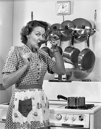 FEMME AU FOYER DES ANNÉES 1950, DÉGUSTATION AVEC UNE CUILLÈRE DE POÊLE DRÔLE EXPRESSION FACIALE Photographie de stock - Rights-Managed, Code: 846-05645911