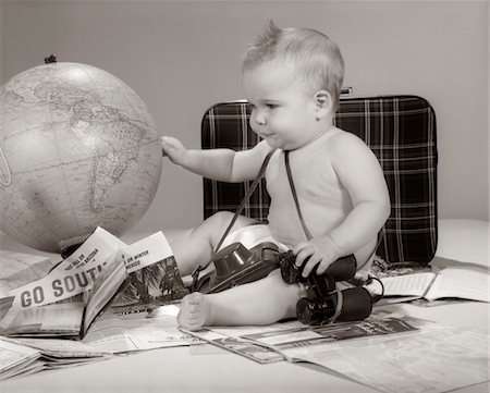 1960ER JAHREN SITZEN BABY SUCHEN AT GLOBUS MIT KAMERA-FERNGLAS-KOFFER & TRAVEL-BROSCHÜREN Stockbilder - Lizenzpflichtiges, Bildnummer: 846-05645964