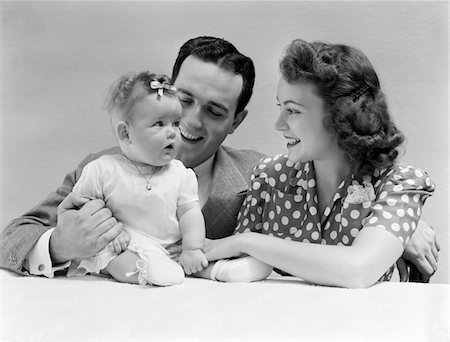 ANNÉES 1940 FAMILY PORTRAIT PÈRE DE LA MÈRE ET LE BÉBÉ Photographie de stock - Rights-Managed, Code: 846-05645980