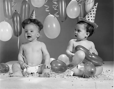 simsearch:846-03165114,k - 1960ER JAHRE ZWEI BABYS TRAGEN PARTYHÜTEN MIT LUFTBALLONS Stockbilder - Lizenzpflichtiges, Bildnummer: 846-05646019