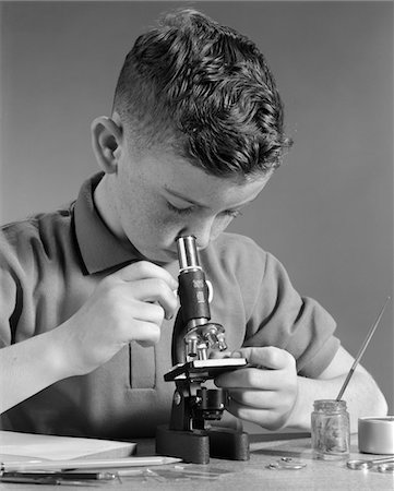 simsearch:846-05646056,k - 1960s FRECKLE-FACED BOY LOOKING DOWN THROUGH MICROSCOPE AT SLIDE Stock Photo - Rights-Managed, Code: 846-05646047