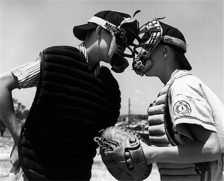 1950s - 1960s CLOSE-UP OF LITTLE LEAGUE UMPIRE & CATCHER ARGUING FACE TO FACE Foto de stock - Con derechos protegidos, Código: 846-05646068