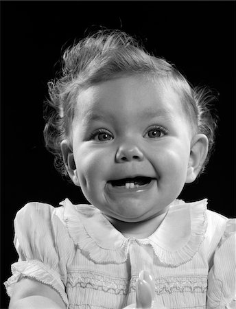 simsearch:846-05646010,k - 1950s PORTRAIT BABY GIRL SMILING WITH TWO BOTTOM TEETH SHOWING Foto de stock - Direito Controlado, Número: 846-05646085