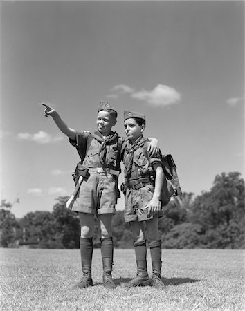 1950s TWO BOY SCOUTS ONE POINTING WEARING HIKING GEAR UNIFORMS Foto de stock - Con derechos protegidos, Código: 846-05646116