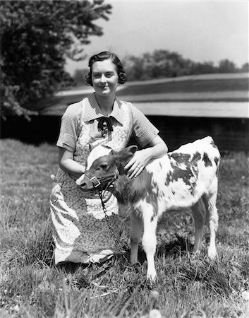 simsearch:846-03163542,k - 1940s - 1950s FARM WOMAN IN APRON KNEELING IN THE GRASS WITH YOUNG JERSEY CALF Foto de stock - Direito Controlado, Número: 846-05646219