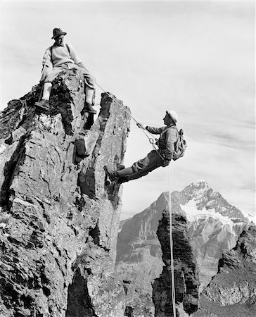 DES ANNÉES 1950 - ANNÉES 1960 GRIMPEURS MISE À L'ÉCHELLE DE MONTAGNE SUISSE Photographie de stock - Rights-Managed, Code: 846-05646237