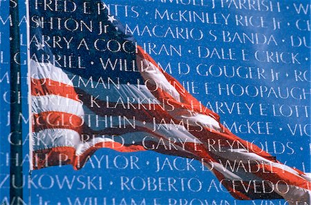 fuerza armada - 1960s - 1970s - 1980s AMERICAN FLAG REFLECTED IN WALL OF VIETNAM VETERANS MEMORIAL WASHINGTON DC USA Foto de stock - Con derechos protegidos, Código: 846-05646246