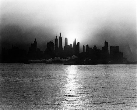 simsearch:846-09085386,k - ANNÉES 1930 - ANNÉES 1940 EARLY MORNING MISTY SUNRISE À NEW YORK CITY AVEC REMORQUEUR BARGE DANS LE FLEUVE HUDSON Photographie de stock - Rights-Managed, Code: 846-05646253