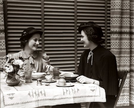 simsearch:846-02792809,k - 1930s TWO SMILING WOMEN DINING IN RESTAURANT Stock Photo - Rights-Managed, Code: 846-05646266