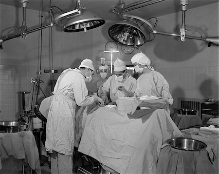 DOCTORS IN OPERATING ROOM OPERATING ON PATIENT Stock Photo - Rights-Managed, Code: 846-05646309