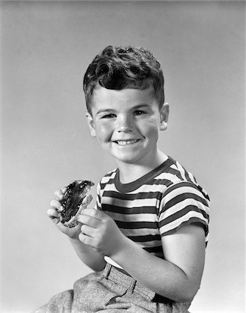 simsearch:846-02792809,k - 1940s SMILING BOY STRIPED TEE SHIRT EATING BREAD WITH JELLY Stock Photo - Rights-Managed, Code: 846-05646355