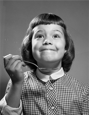 simsearch:846-03163982,k - FILLE DES ANNÉES 1960 AVEC CUILLÈRE YUMMY HOLDING D'EXPRESSION DU VISAGE SOURIANT Photographie de stock - Rights-Managed, Code: 846-05646368