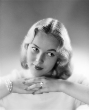 simsearch:846-02795866,k - 1950s PRETTY BLOND WOMAN CHIN RESTING ON HANDS LOOKING OFF TO THE SIDE Stock Photo - Rights-Managed, Code: 846-05646396