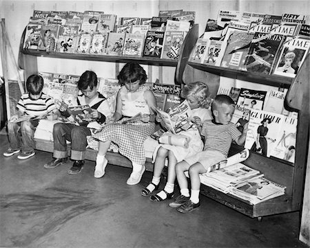 fumetto - 1950s GROUP OF 5 CHILDREN SITTING ON NEWSSTAND READING MAGAZINES COMIC BOOKS Fotografie stock - Rights-Managed, Codice: 846-05646465