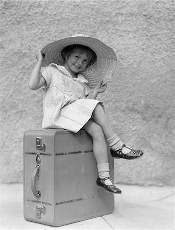 1930ER JAHRE PORTRAIT LÄCHELND WENIG GIRL SITTING ON KOFFER TRAGEN GROßE STROH-HUT Stockbilder - Lizenzpflichtiges, Bildnummer: 846-05646548