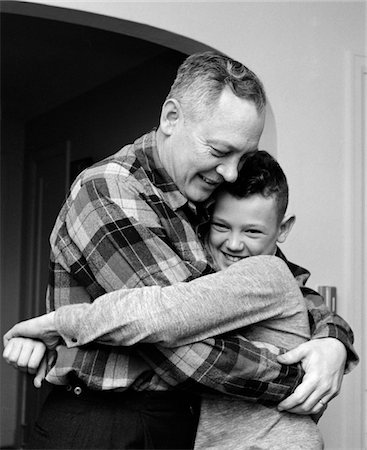 single dad - ANNÉES 1950 - ANNÉES 1960 SOURIANT PÈRE ET FILS S'ENLAÇANT INTÉRIEURE Photographie de stock - Rights-Managed, Code: 846-05646541