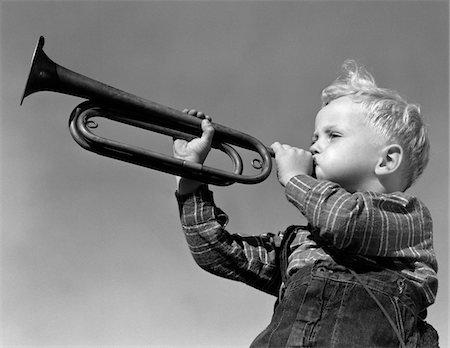 1940s BOY BLOWING BUGLE OUTDOOR Foto de stock - Con derechos protegidos, Código: 846-05646574
