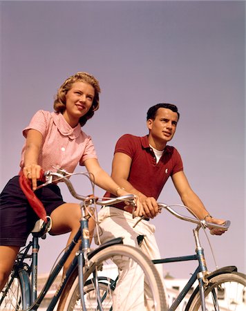 radfahren - fünfziger Jahre - sechziger Jahre paar Mann Frau Reiten Fahrräder im freien Stockbilder - Lizenzpflichtiges, Bildnummer: 846-05646642