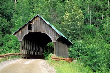 90ER JAHRE ÜBERDACHTE BRÜCKE COVENTRY (VERMONT) Stockbilder - Lizenzpflichtiges, Bildnummer: 846-05646653