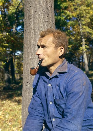 1960s MAN LEANING ON A TREE SMOKING PIPE OUTDOORS Foto de stock - Con derechos protegidos, Código: 846-05646744