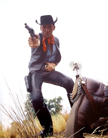 ANNÉES 1960 HOMME COWBOY AU CHAPEAU NOIR TIR PISTOLET DEAD MAN ON GROUND Photographie de stock - Rights-Managed, Code: 846-05646777