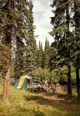 ANNÉES 1970 - ANNÉES 1980 FAMILY CAMPING DANS PINÈDE À CÔTÉ DES COURS D'EAU Photographie de stock - Rights-Managed, Code: 846-05646770