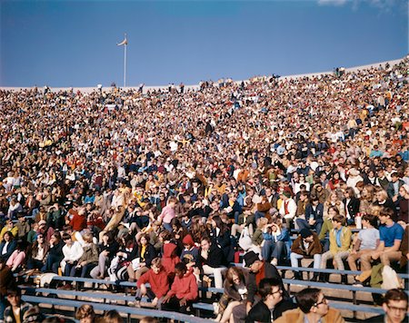 1970s STADIUM CROWD YOUNG TEEN FACES AT UNIVERSITY OF MICHIGAN STADIUM ANN ARBOR EVENT Foto de stock - Con derechos protegidos, Código: 846-05646773