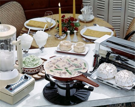 DES ANNÉES 1970 BLENDER NATURES SURGELÉS DAIQUIRI AVOCAT DIP JAMBON CASSEROLE MERINGUE TARTES TABLE SET POUR LE DÎNER POUR DEUX PERSONNES Photographie de stock - Rights-Managed, Code: 846-05646842