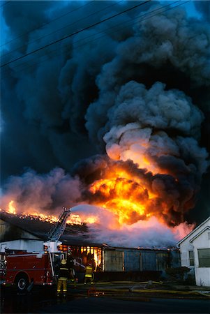 1980s FIRE ENGINE EXTINGUISHING BLAZING FIRE Foto de stock - Con derechos protegidos, Código: 846-05646872