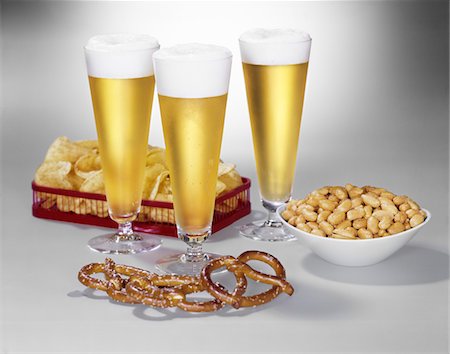 retro drink - ANNÉES 1950 - ANNÉES 1960 TROIS VERRES PILSNER BIÈRE BRETZELS ARACHIDES POMMES CHIPS Photographie de stock - Rights-Managed, Code: 846-05646894