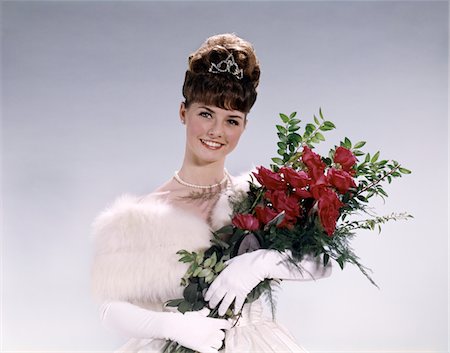 simsearch:846-05647266,k - 1960ER JAHRE FRAU PROM QUEEN TRAGEN WEIßE ABENDKLEID HALTEN STRAUß ROTER ROSEN BLUMEN Stockbilder - Lizenzpflichtiges, Bildnummer: 846-05646918