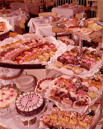 desserts sweet - 1950s - 1960s DESSERT BUFFET PASTRIES PETIT FOURS PINK SWEET CAKES Foto de stock - Con derechos protegidos, Código: 846-05646932