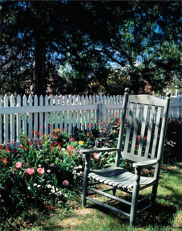 photo picket garden - ANNÉES 1990 CHAISE VIDE DANS JARDIN DE FLEURS ET DE LA CLÔTURE BLANCHE Photographie de stock - Rights-Managed, Code: 846-05646946