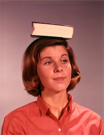 ANNÉES 1960 - ANNÉES 1970 YOUNG TEENAGE GIRL FEMME LIVRE ÉQUILIBRAGE ON HEAD Photographie de stock - Rights-Managed, Code: 846-05646954