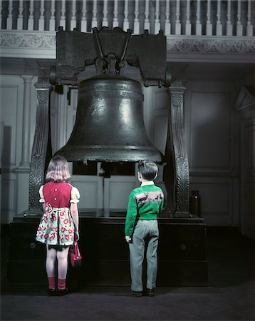 simsearch:846-02796012,k - ANNÉES 1950 DEUX PETIT ENFANT FILLE GARÇON DE ROBE ROUGE CHANDAIL VERT STAND AVANT LIBERTY BELL LORSQUE TOUJOURS SITUÉ À L'INTÉRIEUR DE L'INDEPENDENCE HALL PHILADELPHIE PENNSYLVANIE ÉTATS-UNIS Photographie de stock - Rights-Managed, Code: 846-05646993