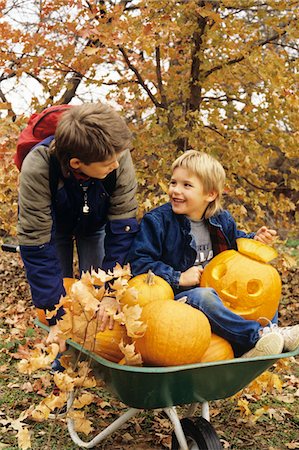 simsearch:846-03164607,k - ANNÉES 1980 DEUX GARÇONS AVEC UNE BROUETTE ET HALLOWEEN PUMPKINS Photographie de stock - Rights-Managed, Code: 846-05647045