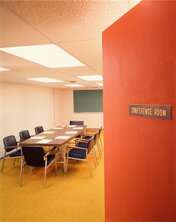 simsearch:846-02794942,k - INTÉRIEUR DE LA CONFÉRENCE CHAMBRE DES ANNÉES 1960 AVEC TABLE CHAISES CHALKBOARD OUVRIR LA PORTE ENTROUVERTE Photographie de stock - Rights-Managed, Code: 846-05647052