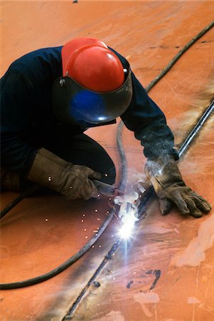 soudure - MAN WORKER WELDING OIL TANK Foto de stock - Con derechos protegidos, Código: 846-05647053