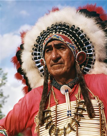 PORTRAIT OF SIOUX INDIAN CHIEF BIG CLOUD HEADDRESS NATIVE AMERICAN OUTDOOR Foto de stock - Direito Controlado, Número: 846-05647060